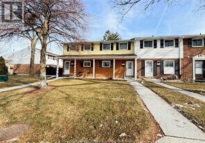 3000 Meadowbrook Ln in Windsor, ON - Building Photo