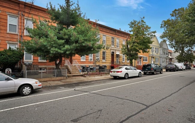 394 Woodlawn Ave in Jersey City, NJ - Building Photo - Building Photo