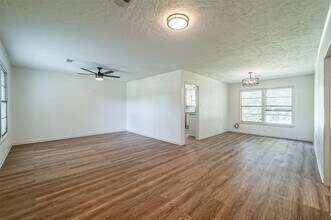 1 E Southlawn Ave in La Marque, TX - Building Photo - Building Photo