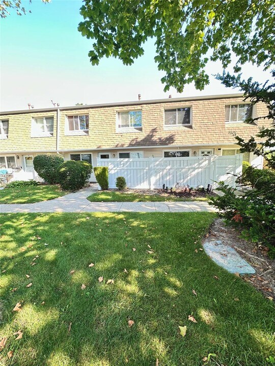 154 Storm Dr in Holtsville, NY - Building Photo
