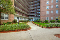 Park City Apartments in Rego Park, NY - Foto de edificio - Building Photo