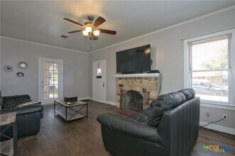 320 E Faust St in New Braunfels, TX - Building Photo - Building Photo