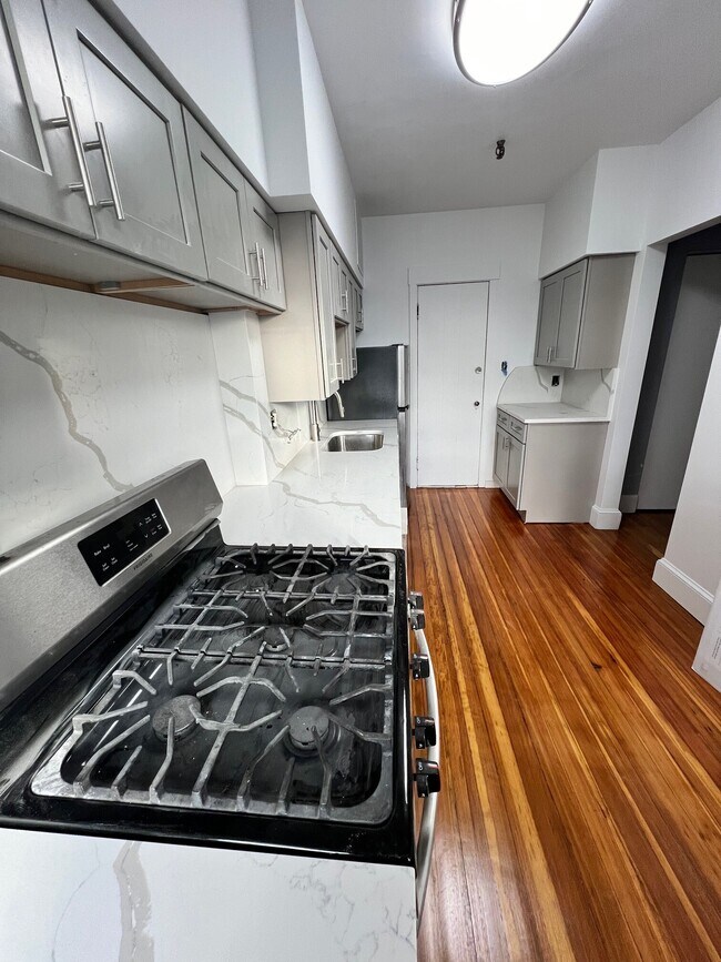 2009 Commonwealth Ave, Unit 20 in Boston, MA - Building Photo - Building Photo