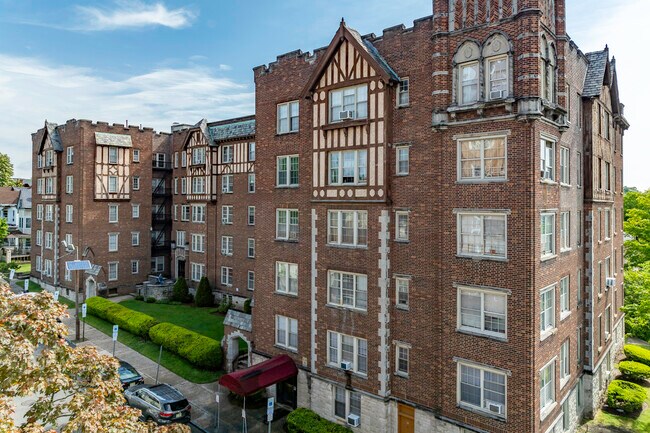 Tudor Court in Paterson, NJ - Foto de edificio - Building Photo