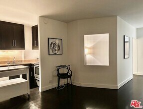 999 N Doheny Dr in West Hollywood, CA - Foto de edificio - Building Photo