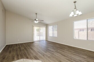 7803 W Northview Ave in Glendale, AZ - Foto de edificio - Building Photo