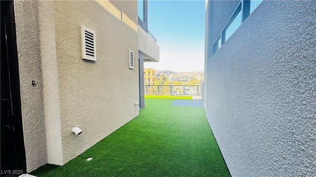 property at 26 Promenade Isle Ln