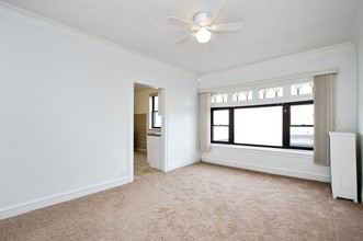 8014 S Vernon Ave in Chicago, IL - Building Photo - Interior Photo