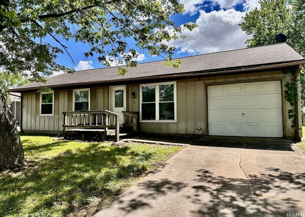 203 Paulette Ave in Gaston, IN - Foto de edificio