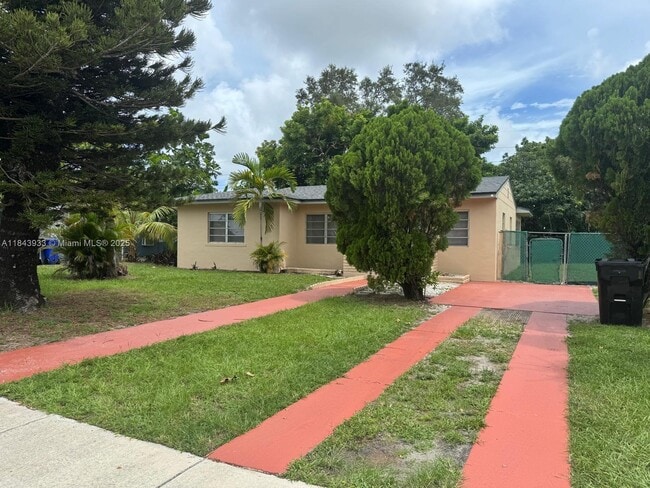 860 NE 164th St in North Miami Beach, FL - Building Photo - Building Photo