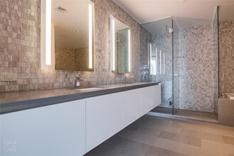 88 SW 7th St, Unit 1004 in Miami, FL - Building Photo - Building Photo