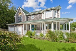 25 Meadowgrass Ln in Southampton, NY - Building Photo