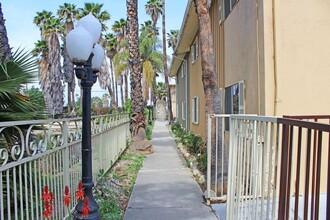 Lakeside Villa in Corona, CA - Foto de edificio - Building Photo