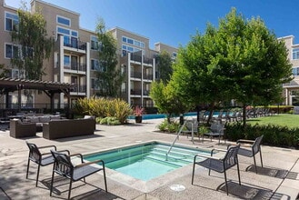 The Courtyards at 65th Street in Emeryville, CA - Foto de edificio - Building Photo