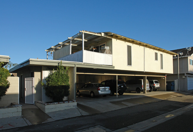 1068 Rutland Rd in Newport Beach, CA - Foto de edificio - Building Photo