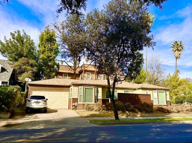 915 N Los Robles Ave in Pasadena, CA - Foto de edificio - Building Photo