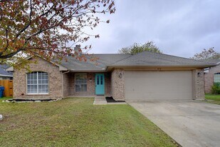 816 Globe Ave in Blue Mound, TX - Building Photo