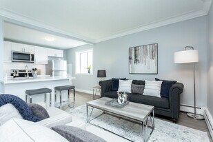 977 Mohawk in Hamilton, ON - Building Photo