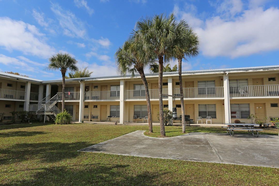 Tara House Apartments in Tampa, FL - Building Photo