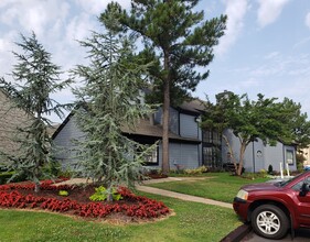 Red River Apartments in Tulsa, OK - Foto de edificio - Building Photo