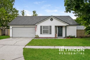 8135 Cumberland Gap Trail N in Jacksonville, FL - Building Photo
