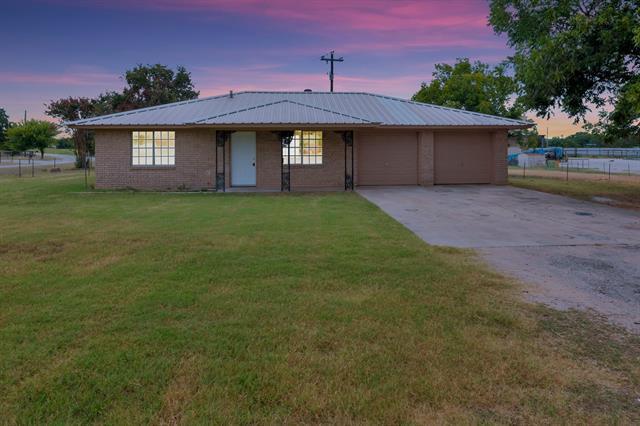 1490 Reynolds Rd in Azle, TX - Building Photo