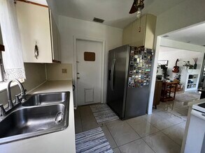 5758 SW 27th St in Miami, FL - Foto de edificio - Building Photo