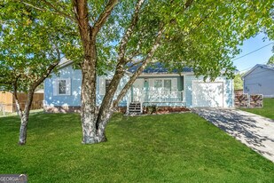 1561 Rose Garden Ln in Loganville, GA - Building Photo