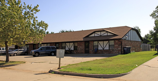 706-712 N Robin Way in Mustang, OK - Building Photo - Building Photo