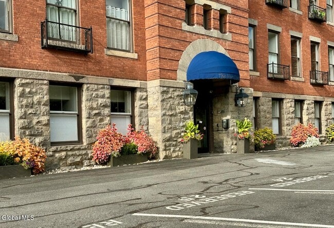 77 Van Dam St, Unit 302 in Saratoga Springs, NY - Foto de edificio - Building Photo