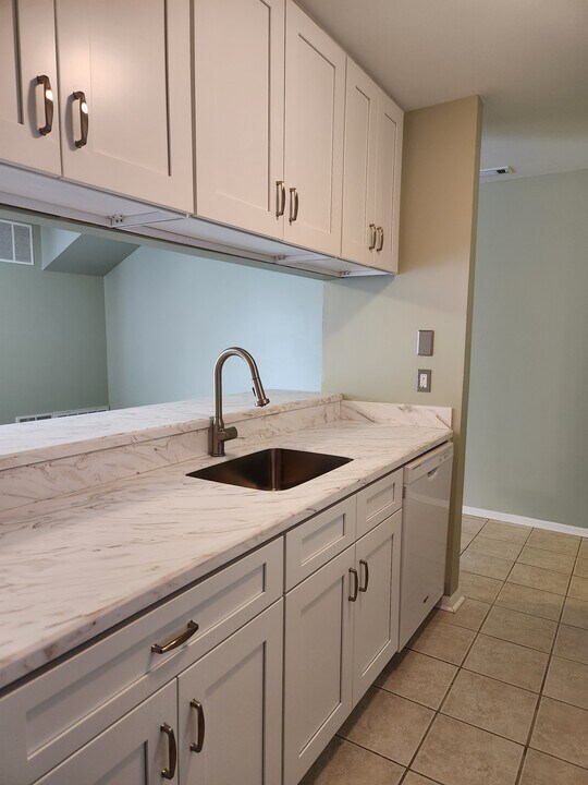 608 Woodhollow Dr, Unit 608 in Marlton, NJ - Building Photo