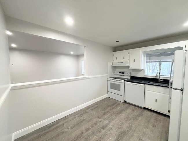 75 Vine St, Unit B4 in Saugus, MA - Foto de edificio - Building Photo