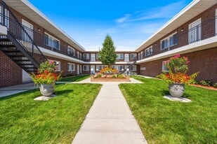 7834 95th St in Hickory Hills, IL - Building Photo