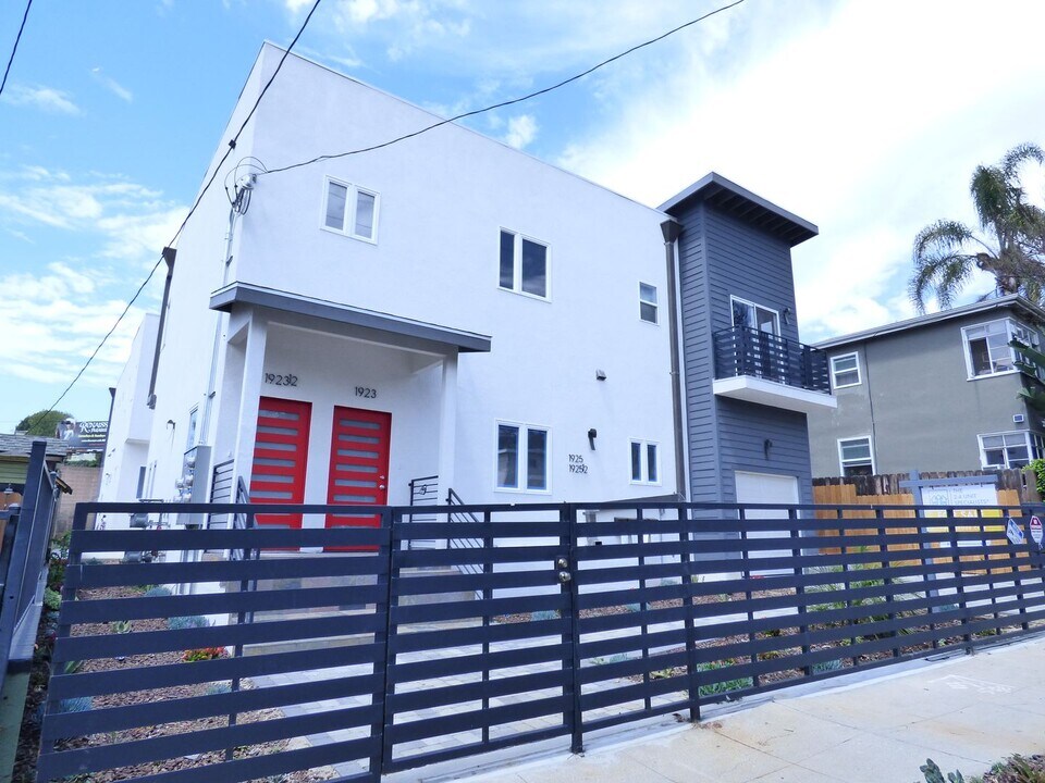 1923 Holly Dr in Los Angeles, CA - Building Photo