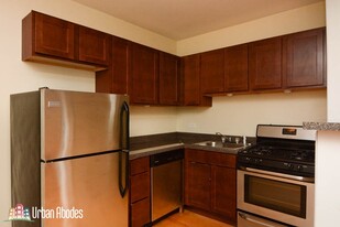 1350 N Dearborn St, Unit M02B in Chicago, IL - Building Photo - Building Photo