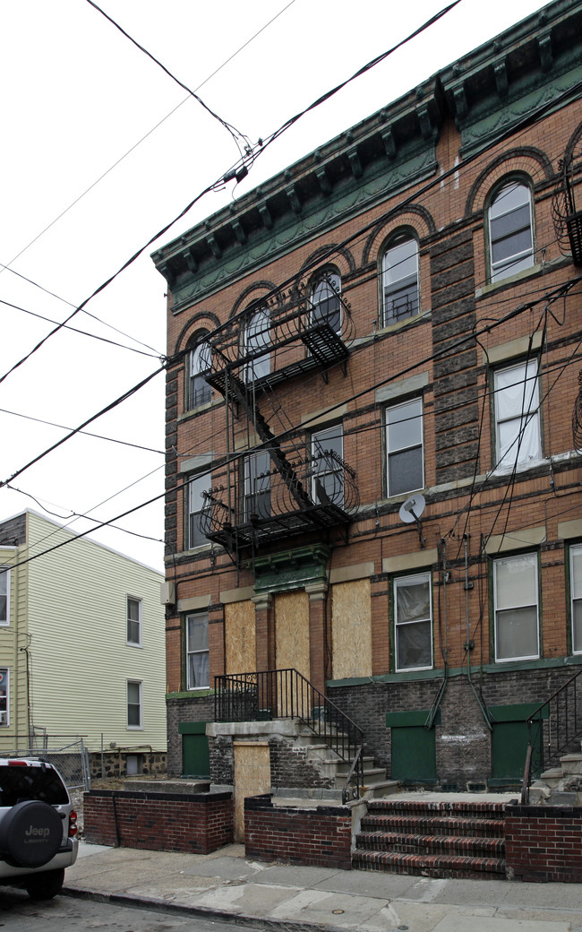 820 27th St in Union City, NJ - Foto de edificio - Building Photo