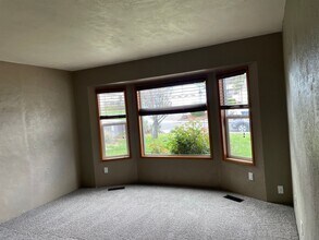 2253 Ridge Way in Medford, OR - Building Photo - Building Photo