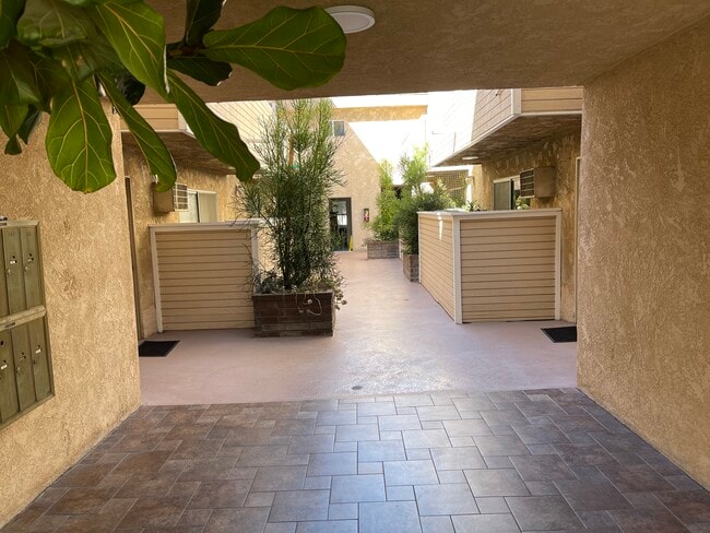 3725 Glendon Ave, Unit 204 in Los Angeles, CA - Building Photo - Building Photo