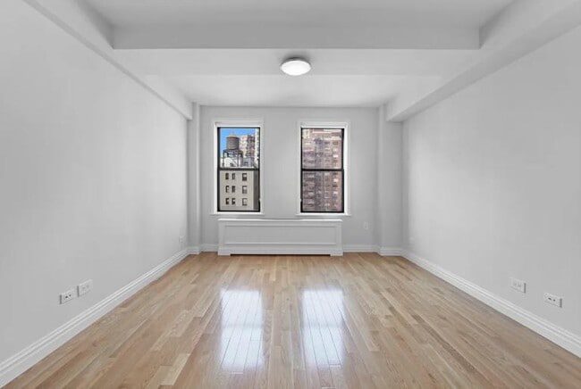 210 W 70th St in New York, NY - Building Photo - Building Photo