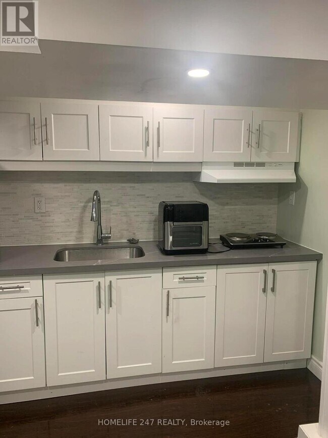 954 Midland Ave in Toronto, ON - Building Photo - Building Photo