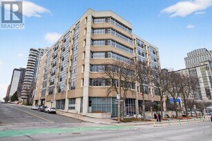 120 Jackson St W in Hamilton, ON - Building Photo