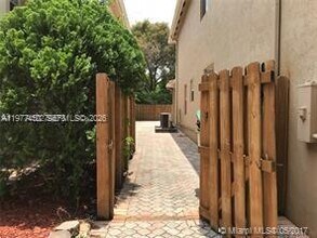 11142 NW 72nd Terrace in Doral, FL - Building Photo - Building Photo