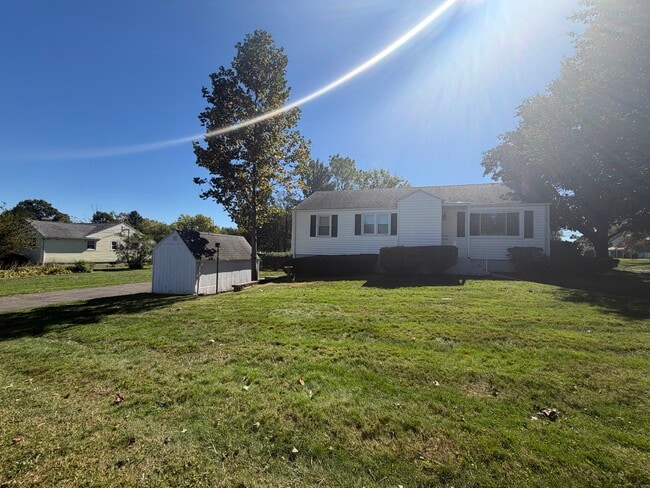 112 W Hartford Rd in Newington, CT - Building Photo - Building Photo