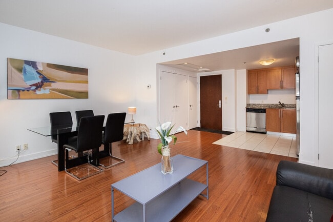 property at 244 Rue De la Gauchetière O