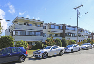 The Dorchester in White Rock, BC - Building Photo - Building Photo