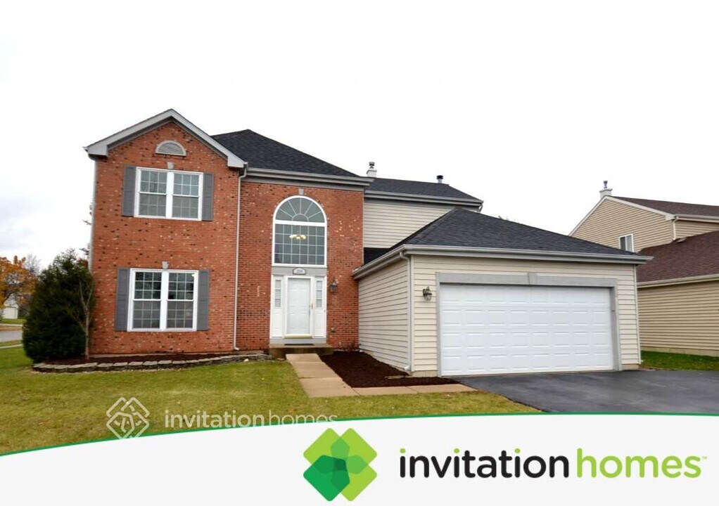 2058 Westridge Blvd in Bartlett, IL - Building Photo