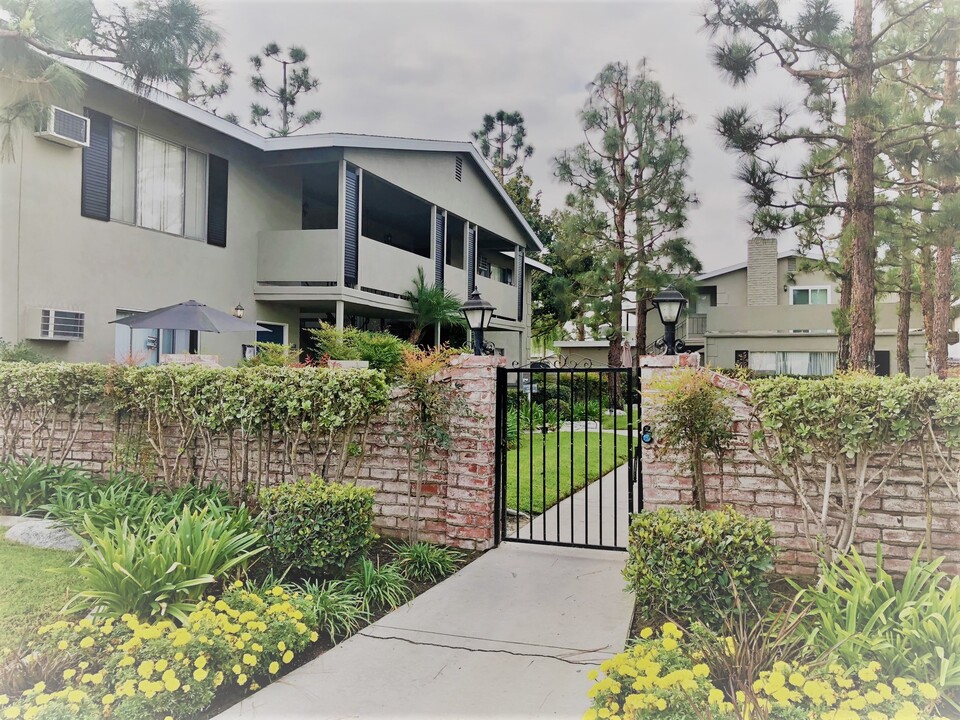 Park Royal Apartments in Anaheim, CA - Building Photo