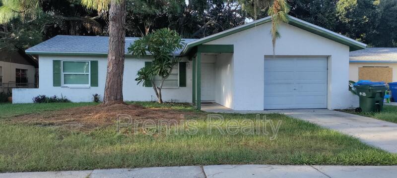 13019 124th Ave N in Largo, FL - Building Photo