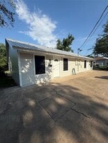 304 E Hickory St in Kaufman, TX - Building Photo