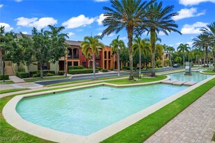 9072 Rialto St in Naples, FL - Foto de edificio - Building Photo